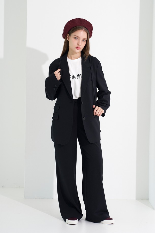 [Plan de Maroon] SINGLE SET-UP PANTS는 여성용 세미와이드핏 팬츠입니다. 폴리에스터, 레이온, 폴리우레탄 혼방 소재로 제작되어 사계절 내내 착용 가능하며, 베이직한 무드의 블랙 컬러 무지 디자인입니다. 밴딩 허리, 사이드 포켓, 기본 밴드 디테일과 유럽 스타일의 디자인이 특징인 긴 기장의 데일리 팬츠입니다.
