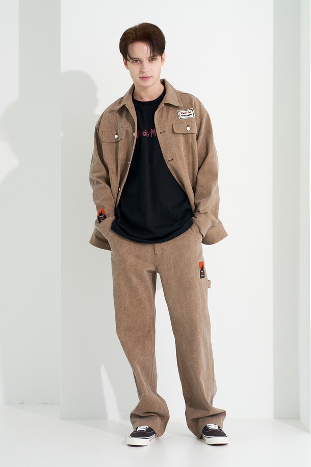 [Plan de Maroon] 피그먼트 팬츠는 부드러운 면 소재로 제작되어 봄, 가을에 편안하게 착용할 수 있는 남성용 캐주얼 긴바지입니다. 브라운 컬러의 무지 디자인에 세미와이드 루즈핏으로, 피그먼트 바이오워싱 처리하여 자연스러운 색감과 부드러운 촉감을 선사합니다. 허리 사이즈 조절이 가능한 밴딩, 사이드 및 백 포켓, 해머 루프, 로고 패치 등의 디테일로 실용성을 더했습니다.
