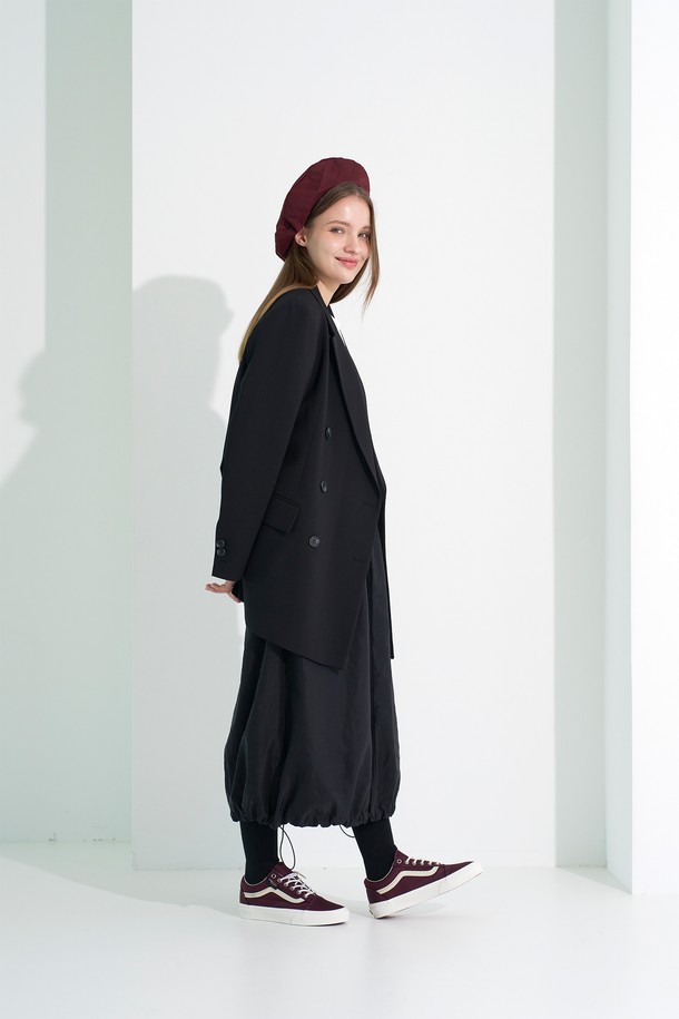 [Plan de Maroon] 윈드브레이커 스커트는 가볍고 얇은 나일론 소재로 제작되어 방풍 기능을 제공하며, 봄, 가을 간절기에 활용하기 좋습니다. A라인 루즈핏으로 편안한 착용감을 선사하며, 허리 조절 로프, 백 로고 패치, 백 아우터 포켓, 사이드 포켓, 밑단 스트링 스토퍼 등 다양한 디테일로 스포티하고 캐주얼한 스타일을 연출합니다. 블랙 단색 무지 디자인으로 일상 및 스포츠 활동에 모두 적합하며, 사이즈 조절이 용이합니다.
