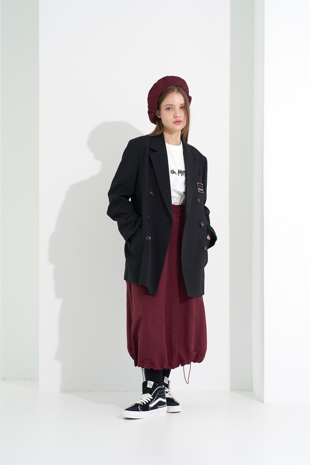 [Plan de Maroon] 윈드브레이커 스커트는 마룬 컬러의 여성용 윈드브레이커 스커트로, 봄, 가을에 착용하기 좋은 캐주얼하고 스포티한 스타일을 연출합니다. 나일론 소재로 제작되어 방풍 및 경량 기능을 제공하며, A라인 핏으로 편안하게 착용할 수 있습니다. 허리끈 조절, 백 로고 패치, 백 아웃 포켓, 사이드 포켓, 밑단 조절 스트랩 등의 디테일이 돋보입니다.
