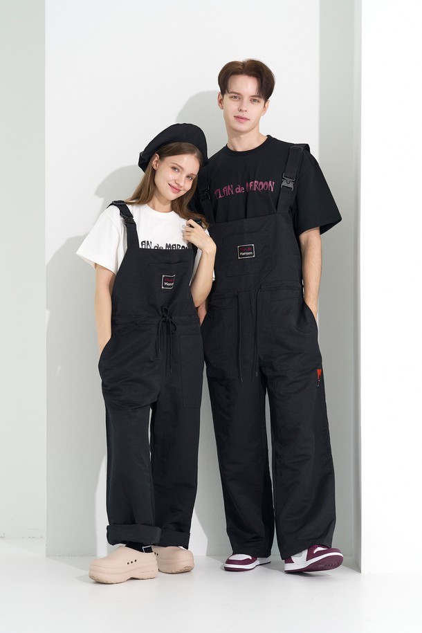 [Plan de Maroon] 윈드브레이커 오버롤은 가볍고 부드러운 나일론 소재로 제작되어 간절기 날씨에 적합한 방풍 기능을 제공합니다. 유니섹스 디자인의 루즈핏 블랙 컬러 점프수트로, 허리 조절 끈과 밴딩, 길이 조절 버클 디테일로 편안한 착용감을 선사합니다. 앞뒤 아우터 포켓과 사이드 포켓, 로고 패치가 더해져 스포티하면서도 캐주얼한 스타일을 연출합니다.
