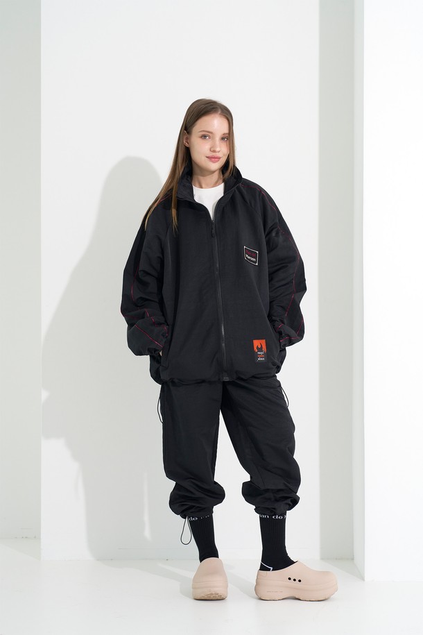 [Plan de Maroon] 윈드브레이커 점퍼는 가볍고 방풍 기능이 뛰어난 나일론 소재의 유니섹스 아우터입니다. 스탠드 칼라와 어깨 소매 배색 라인, 로고 패치가 스포티한 무드를 연출하며, 루즈핏으로 편안한 착용감을 제공합니다. 소매단 조절 스트랩 스토퍼, 하단 지갑 포켓, 메쉬 안감 등의 디테일과 집업 스타일로 간편하게 착용할 수 있으며, 봄, 가을 일상복으로 활용하기 좋습니다.
