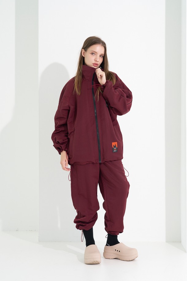 [Plan de Maroon] 윈드브레이커 점퍼는 봄, 가을 간절기에 착용하기 좋은 유니섹스 아우터입니다. 마룬 컬러의 레귤러핏 윈드브레이커로, 어깨 소매 라인 디테일이 돋보이며, 가볍고 방풍 기능이 뛰어난 나일론 소재로 제작되었습니다. 스탠드 칼라, 메쉬 안감, 로고 패치, 소매 커프스 조절 스트랩, 지갑 포켓 등 다양한 디테일로 캐주얼하면서도 스포티한 스타일을 연출할 수 있습니다.
