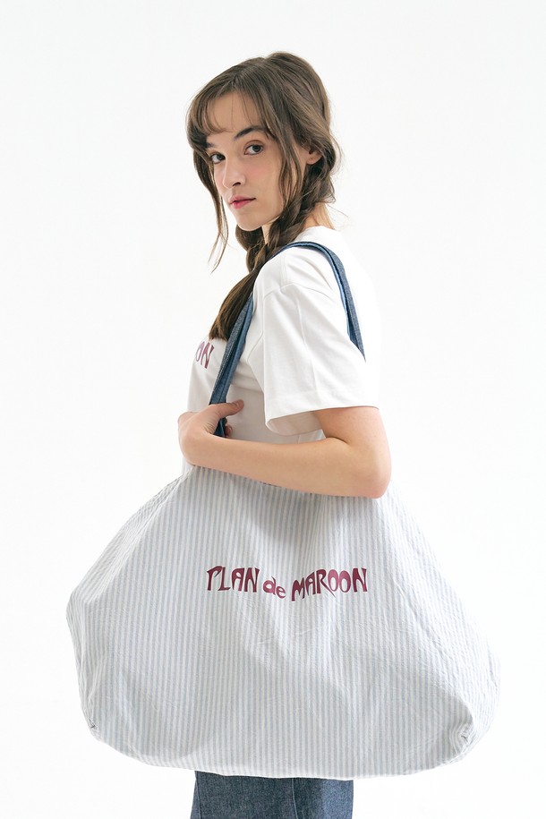 [Plan de Maroon] REVERSIBLE BIG BAG은 면 소재의 라지 사이즈 여성용 빅백입니다. 사각 형태의 이 가방은 양면 디자인으로, 한 면에는 박스 로고 패치가, 다른 면에는 시즌 로고 프린트가 돋보이며, 리버서블 기능으로 다양한 스타일을 연출할 수 있습니다. 오픈형 잠금 방식으로 일상에서 편리하게 사용할 수 있는 멀티컬러의 빅백입니다.
