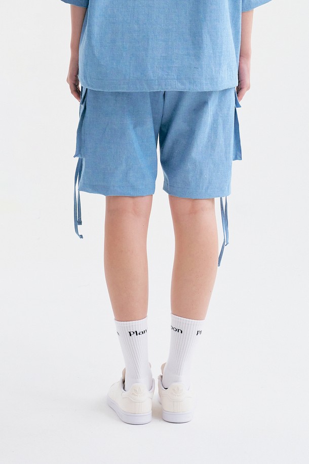 [Plan de Maroon] 데님 카고 반바지는 시원한 스카이블루 컬러의 데님 소재로 제작되어 여름철 캐주얼 스타일을 연출하기에 좋습니다. 일상복으로 활용도가 높으며, 카고 포켓 디테일이 돋보여 실용성을 더했습니다. 편안한 반바지 기장으로 활동성을 높였습니다.
