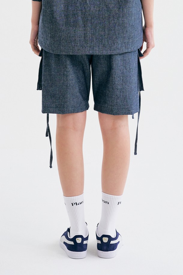 [Plan de Maroon] 데님 카고 하프 팬츠는 딥블루 컬러의 유니섹스 제품으로, 여름철 캐주얼 및 스트릿 스타일 연출에 적합합니다. 루즈핏으로 편안함을 더했으며, 조절 가능한 허리 밴딩과 사이드/아웃 포켓, 로프 마감 디테일이 특징입니다. 데님과 면 혼방 소재로 제작되었으며, 로고 패치, 메탈 로고 리벳, 이중 바늘 스티치 등의 디테일로 완성도를 높였습니다.
