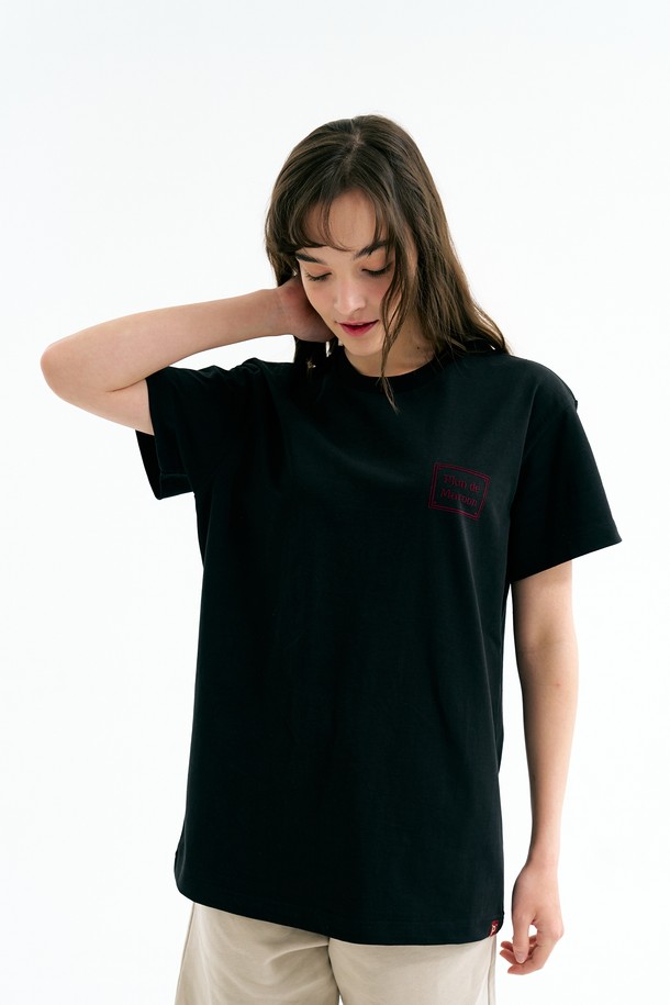 **[Plan de Maroon] BOXLOGO T-SHIRT**는 유니섹스 스타일의 블랙 컬러 반소매 티셔츠입니다. 15수 면 원단으로 제작되었으며, 레귤러핏과 라운드넥 디자인으로 편안한 착용감을 제공합니다. 플로우 프린트 전사, 하단 포인트 라벨, 숄더 체인 스티치, 백넥 테이핑 등의 디테일로 완성되었으며, 베이직하면서도 스트릿한 무드를 연출하여 일상복으로 활용하기 좋습니다.

