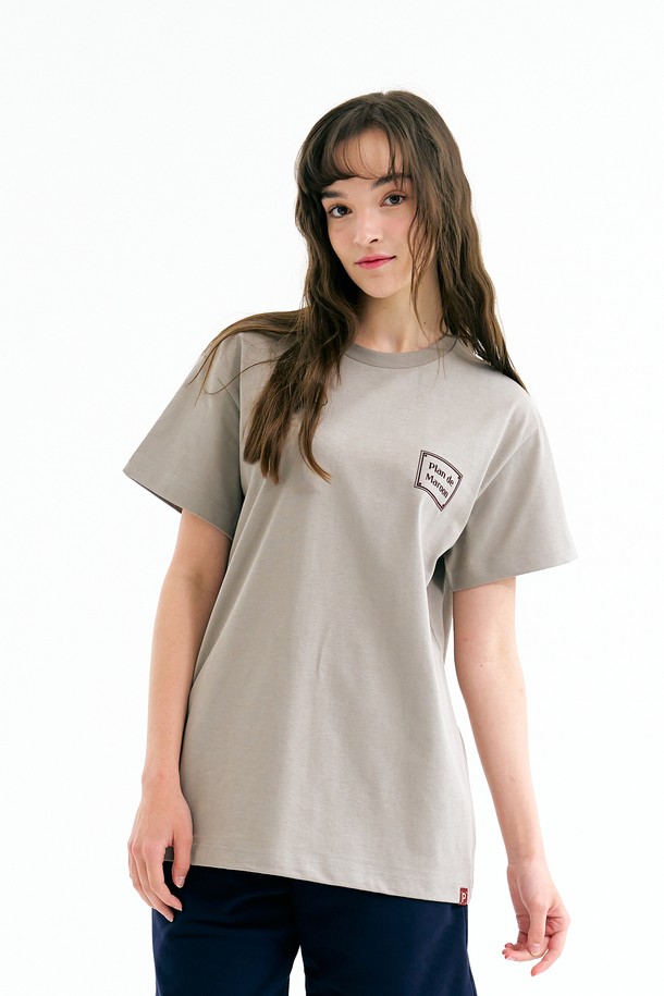 Plan de Maroon의 BOXLOGO T-SHIRT는 카키 그레이 컬러의 유니섹스 티셔츠입니다. 15수 면 원단으로 제작되었으며, 루즈핏과 라운드넥 디자인에 얇은 두께감으로 봄, 여름철에 시원하게 착용하기 좋습니다. 플로우 전사 프린팅 박스로고와 숄더 체인 스티치, 백넥 테이핑, 바텀 포인트 라벨 등의 디테일로 베이직하면서도 캐주얼한 스타일을 연출합니다.
