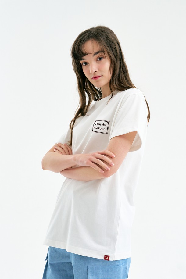 [Plan de Maroon] BOXLOGO T-SHIRT는 면 100% 15수 원단으로 제작되어 부드러운 촉감과 편안한 착용감을 선사합니다. 유니섹스 디자인의 오버핏으로, 넉넉한 실루엣을 연출하며, 전면에 대형 플로우 전사 프린팅된 BOX 로고가 돋보이는 캐주얼 티셔츠입니다. 하단 포인트 라벨, 숄더 체인 스티치, 백넥 테이핑 처리로 내구성을 높였으며, 봄, 여름 시즌 데일리룩에 활용하기 좋습니다.
