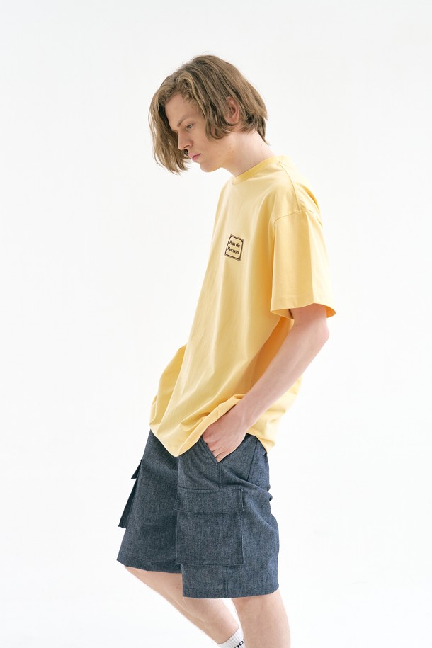 [Plan de Maroon] BOXLOGO T-SHIRT는 면 100% 소재로 제작된 유니섹스 티셔츠입니다. 옐로우 컬러의 베이직 스타일로, 플로우 프린트 전사 기법의 로고 패턴이 특징입니다. 15수 원단, 숄더 체인 스티치, 백넥 테이핑, 하단 포인트 라벨 디테일로 완성도를 높였으며, 봄, 여름 시즌 일상에서 편안하게 착용하기 좋습니다.
