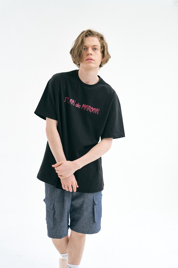 Plan de Maroon 로고 티셔츠는 15수 면 원단으로 제작되어 부드러운 착용감을 선사합니다. 캐주얼하고 베이직한 스타일의 유니섹스 제품으로, 레귤러 핏과 라운드넥 디자인으로 편안하게 착용할 수 있으며, 봄/여름 시즌에 적합합니다. 어깨 체인스티치, 백넥 테이핑, 하단 포인트 라벨 디테일이 돋보이는 블랙 컬러의 반소매 티셔츠입니다.
