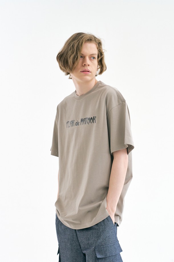 [Plan de Maroon] 로고 티셔츠는 카키 그레이 컬러의 유니섹스 티셔츠로, 봄과 여름에 편안하게 착용하기 좋은 베이직 캐주얼 스타일입니다. 15수 면 원단으로 제작되었으며, 레귤러핏 라운드넥 반소매 디자인입니다. 어깨 숄더 체인스티치, 백넥 테이핑, 하단 포인트 라벨 디테일이 돋보이는 데일리 티셔츠입니다.
