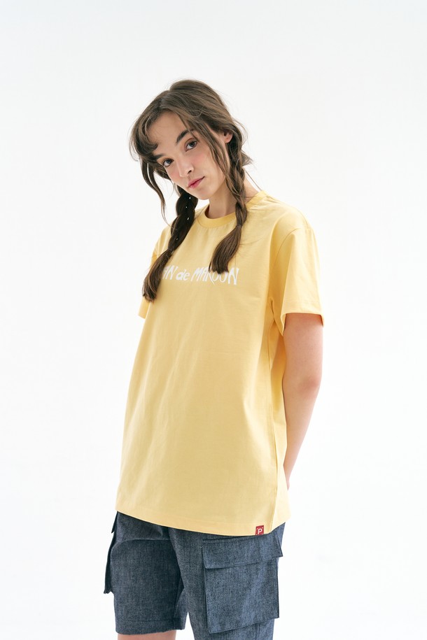 Plan de Maroon 로고 티셔츠는 봄, 여름 시즌에 어울리는 유니섹스 스타일의 베이직 티셔츠입니다. 15수 면 원단으로 제작되어 편안한 착용감을 선사하며, 옐로우 컬러와 루즈핏의 레귤러 기장으로 어떤 스타일에도 잘 어울립니다. 특히 시즌 로고 프린트, 하단 포인트 라벨, 숄더 체인 스티치, 백넥 테이핑 디테일이 돋보입니다.
