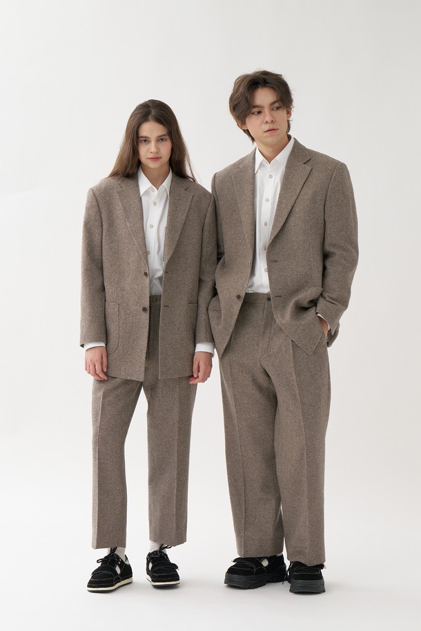 [Plan de Maroon] 메리노 울 자켓은 남녀 공용으로, 가을과 겨울의 포멀 및 캐주얼룩에 모두 잘 어울리는 아이템입니다. 멜란지 브라운 컬러와 릴렉스 핏, 테일러드 코트 타입으로 클래식하면서도 미니멀한 스타일을 연출합니다. 부드러운 메리노 울과 나일론 혼방 소재에 긴 소매, 버튼 여밈, 백벤트, 실용적인 포켓, 유럽식 월페이퍼 디자인 안감, 면 안감 디테일까지 더해져 두꺼운 두께감과 고급스러운 촉감을 선사합니다.
