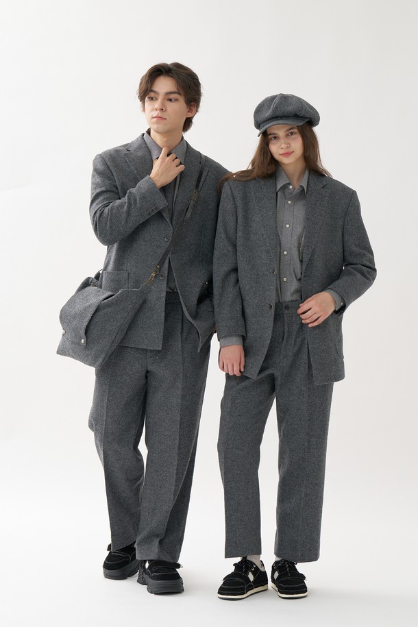 [Plan de Maroon] 메리노 울 자켓은 남녀 공용으로, 부드러운 촉감과 두꺼운 두께감으로 가을, 겨울 시즌에 따뜻하게 착용할 수 있는 클래식 스타일의 자켓입니다. 멜란지 그레이 컬러의 보카시 패턴이 특징이며, 레귤러 기장에 버튼 여밈 방식으로 제작되었습니다. 루즈 핏으로 편안함을 더하며, 유럽풍 월페이퍼 디자인 안감, 백벤트, 실용적인 포켓 등 디테일까지 놓치지 않았습니다.
