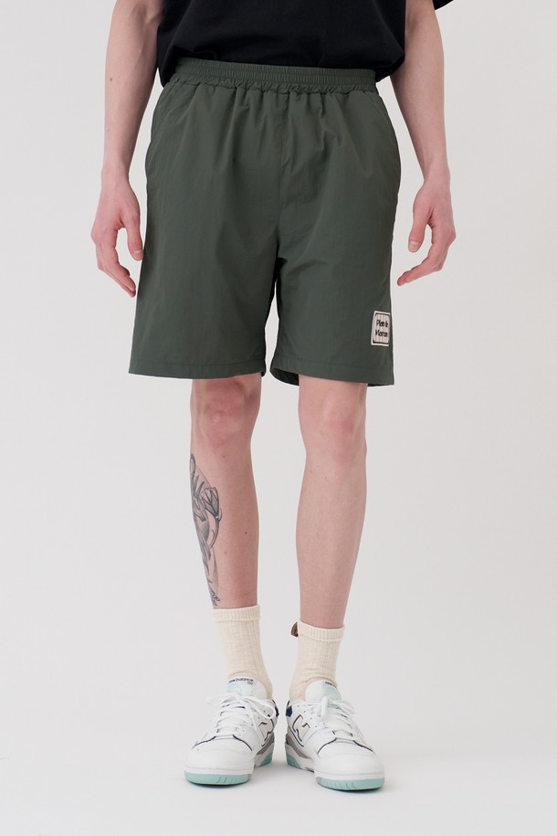 [Plan de Maroon] SUMMER WINDBREAKER PANTS는 시원한 여름을 위한 실용적인 아이템입니다. 포레스트 컬러의 무지 반바지로, 얇은 두께와 메쉬 안감으로 통기성을 높였습니다. 캐주얼하고 스포티한 스타일을 연출하며, 밴딩 처리된 레귤러핏으로 편안한 착용감을 제공합니다. 윈드브레이커 상의와 함께 세트 착용하여 더욱 멋스럽게 연출할 수 있습니다.
