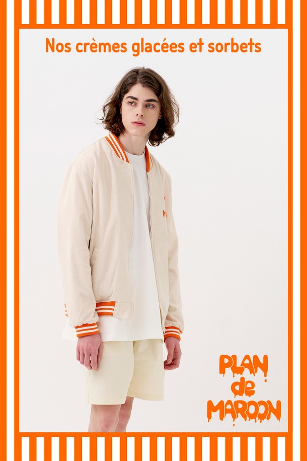 [Plan de Maroon] TERRY STADIUM JUMPER는 캐주얼한 스타일의 남성용 점퍼입니다. 부드러운 촉감의 면과 폴리에스터 혼방 소재로 제작되었으며, 봄/가을에 적합합니다. Coconut Milk 컬러 바탕에 스트라이프 패턴, 립 디테일, 지퍼 클로저, 대비되는 트림 디테일이 특징이며, 레귤러 핏과 긴 소매 기장으로 편안하게 착용할 수 있습니다.
