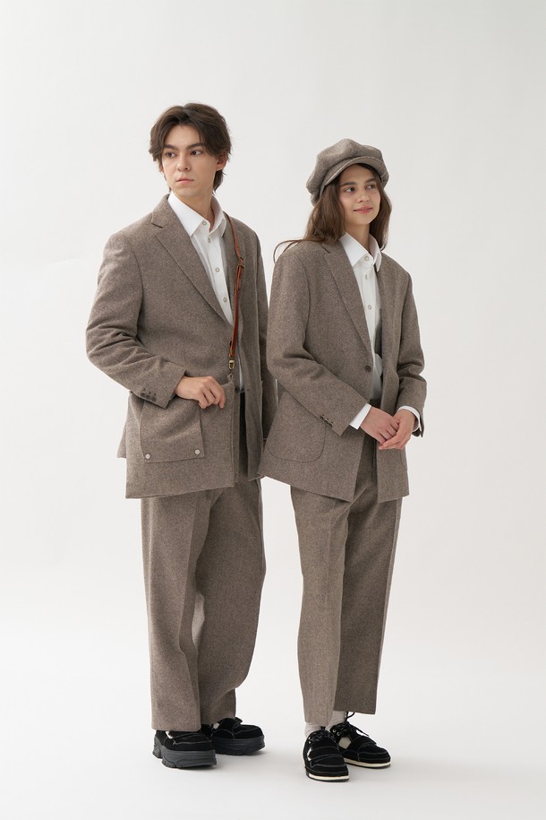 Plan de Maroon의 메리노 울 뉴스페이퍼 백은 멜란지 직조 텍스처와 사다리꼴 디자인이 돋보이며, 멜란지 브라운, 베이지, 그레이 색상으로 제공됩니다. 빈티지 스타일의 가죽 스트랩과 버클형 잠금 방식, 유럽 월페이퍼 디자인 안감을 갖춘 이 미디엄 사이즈 가방은 메리노 울, 나일론, 소가죽, 면 혼방 소재로 제작되었으며, 길이 조절이 가능하여 일상에서 클래식하고 빈티지한 무드를 연출합니다. 무지 패턴의 사각 가방 형태로, 여성에게 적합하며 수납 기능을 제공합니다.
