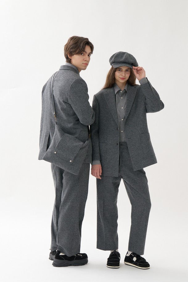 [Plan de Maroon] MERINO WOOL NEWSPAPER BAG은 울 소재의 그레이 색상 크로스백입니다. 심플한 디자인의 사각 뉴스페이퍼백 스타일로, 버클형 잠금 방식과 미디엄 사이즈가 특징입니다. 일상 또는 데일리 용도로 활용하기 좋은 여성 가방입니다.
