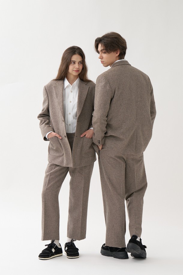 [Plan de Maroon] 메리노 울 자켓은 남녀 공용으로, 가을과 겨울의 포멀 및 캐주얼룩에 모두 잘 어울리는 아이템입니다. 멜란지 브라운 컬러와 릴렉스 핏, 테일러드 코트 타입으로 클래식하면서도 미니멀한 스타일을 연출합니다. 부드러운 메리노 울과 나일론 혼방 소재에 긴 소매, 버튼 여밈, 백벤트, 실용적인 포켓, 유럽식 월페이퍼 디자인 안감, 면 안감 디테일까지 더해져 두꺼운 두께감과 고급스러운 촉감을 선사합니다.
