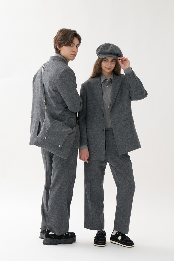 [Plan de Maroon] 메리노 울 자켓은 남녀 공용으로, 부드러운 촉감과 두꺼운 두께감으로 가을, 겨울 시즌에 따뜻하게 착용할 수 있는 클래식 스타일의 자켓입니다. 멜란지 그레이 컬러의 보카시 패턴이 특징이며, 레귤러 기장에 버튼 여밈 방식으로 제작되었습니다. 루즈 핏으로 편안함을 더하며, 유럽풍 월페이퍼 디자인 안감, 백벤트, 실용적인 포켓 등 디테일까지 놓치지 않았습니다.
