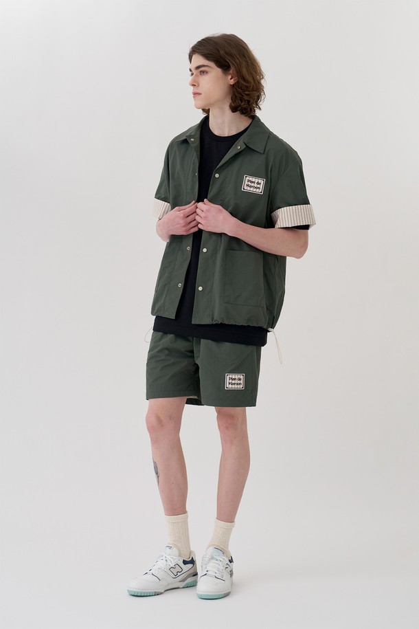 [Plan de Maroon] SUMMER WINDBREAKER PANTS는 시원한 여름을 위한 실용적인 아이템입니다. 포레스트 컬러의 무지 반바지로, 얇은 두께와 메쉬 안감으로 통기성을 높였습니다. 캐주얼하고 스포티한 스타일을 연출하며, 밴딩 처리된 레귤러핏으로 편안한 착용감을 제공합니다. 윈드브레이커 상의와 함께 세트 착용하여 더욱 멋스럽게 연출할 수 있습니다.
