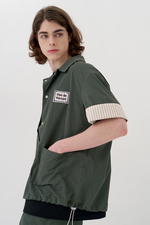 [Plan de Maroon] SUMMER WINDBREAKER SHIRT는 여름철 가볍게 걸치기 좋은 윈드브레이커 셔츠입니다. 나일론, 폴리에스테르, 면 혼방 소재로 제작되어 통기성이 뛰어나고 경량성을 자랑하며, 포레스트, 그린 두 가지 색상으로 제공됩니다. 레귤러핏, 반소매 기장에 셔츠칼라 디자인, 플라스틱 지퍼 마감과 소매 커프스 스트라이프 면 디테일, 등판 통기성 디자인이 특징이며 티셔츠와의 레이어링도 가능합니다.

