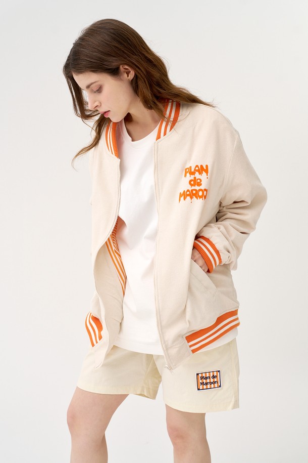 [Plan de Maroon] TERRY STADIUM JUMPER는 캐주얼한 스타일의 남성용 점퍼입니다. 부드러운 촉감의 면과 폴리에스터 혼방 소재로 제작되었으며, 봄/가을에 적합합니다. Coconut Milk 컬러 바탕에 스트라이프 패턴, 립 디테일, 지퍼 클로저, 대비되는 트림 디테일이 특징이며, 레귤러 핏과 긴 소매 기장으로 편안하게 착용할 수 있습니다.
