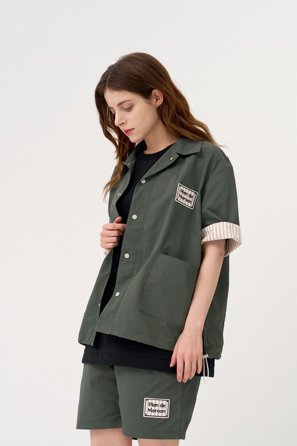 [Plan de Maroon] SUMMER WINDBREAKER PANTS는 시원한 여름을 위한 실용적인 아이템입니다. 포레스트 컬러의 무지 반바지로, 얇은 두께와 메쉬 안감으로 통기성을 높였습니다. 캐주얼하고 스포티한 스타일을 연출하며, 밴딩 처리된 레귤러핏으로 편안한 착용감을 제공합니다. 윈드브레이커 상의와 함께 세트 착용하여 더욱 멋스럽게 연출할 수 있습니다.
