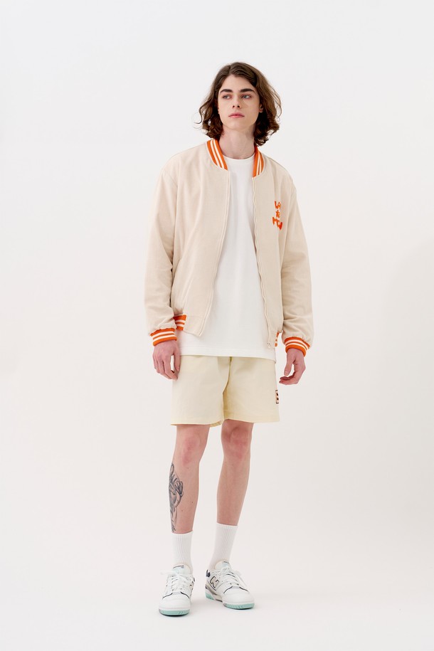 [Plan de Maroon] TERRY STADIUM JUMPER는 캐주얼한 스타일의 남성용 점퍼입니다. 부드러운 촉감의 면과 폴리에스터 혼방 소재로 제작되었으며, 봄/가을에 적합합니다. Coconut Milk 컬러 바탕에 스트라이프 패턴, 립 디테일, 지퍼 클로저, 대비되는 트림 디테일이 특징이며, 레귤러 핏과 긴 소매 기장으로 편안하게 착용할 수 있습니다.
