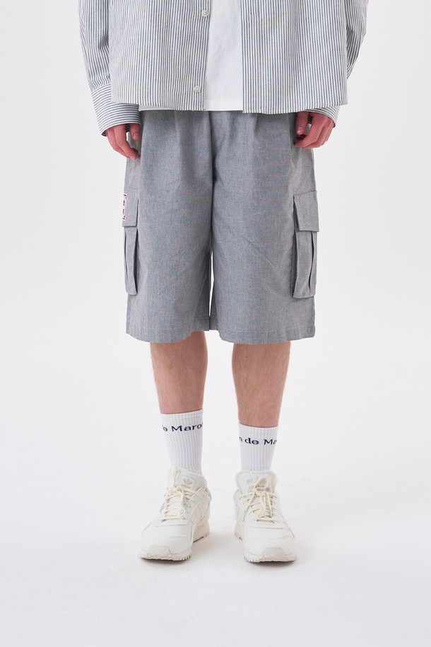 **Plan de Maroon OXFORD CARGO HALF PANTS**는 옥스포드 원단으로 제작된 남성용 캐주얼 카고 반바지입니다. 루즈핏 와이드 실루엣에 블랙 색상, 무지 디자인으로 어떤 스타일에도 잘 어울립니다. YKK 지퍼, 카고 포켓, 앞지퍼 디테일, 뒷밴딩 처리로 편안함과 실용성을 동시에 잡았습니다.
