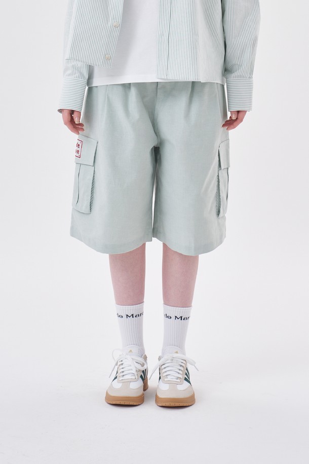 [Plan de Maroon] OXFORD CARGO HALF PANTS는 시원한 착용감의 면 소재로 제작된 남성용 카고 반바지입니다. 루즈핏 와이드 실루엣에 뒷밴딩 처리로 편안함을 더했으며, 그린 컬러에 산뜻한 스트라이프 패턴이 돋보입니다. YKK 지퍼, 앞면 지퍼 디테일, 카고 스타일 디테일이 특징이며, 스트라이프 카고 셔츠와 세트로 스타일리시하게 연출할 수 있습니다.
