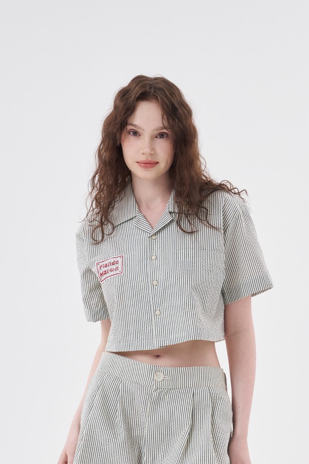 [Plan de Maroon] 시어서커 숏 셔츠는 네이비와 화이트 두 가지 색상으로 출시되어 시원하고 산뜻한 여름 스타일을 연출합니다. 가볍고 통기성이 뛰어난 시어서커 원단과 반소매 디자인으로, 일상에서 편안하게 착용할 수 있으며, 레귤러핏과 카라 디테일이 캐주얼한 무드를 더합니다. 크롭 기장과 스트라이프 패턴으로 시원한 여름 스타일을 완성해 보세요.
