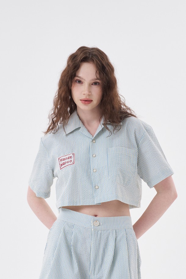 [Plan de Maroon] 시어서커 크롭 숏 셔츠는 시원한 여름을 위한 완벽한 선택입니다. 스카이블루와 화이트 두 가지 색상으로 출시되었으며, 가볍고 통기성이 좋은 폴리에스터와 면 혼방 소재로 제작되어 편안한 착용감을 선사합니다. 셔츠칼라와 레귤러핏, 반소매 디자인, 스트라이프 패턴이 캐주얼한 무드를 더하며, 크롭 기장으로 시원하고 스타일리시하게 연출할 수 있습니다.
