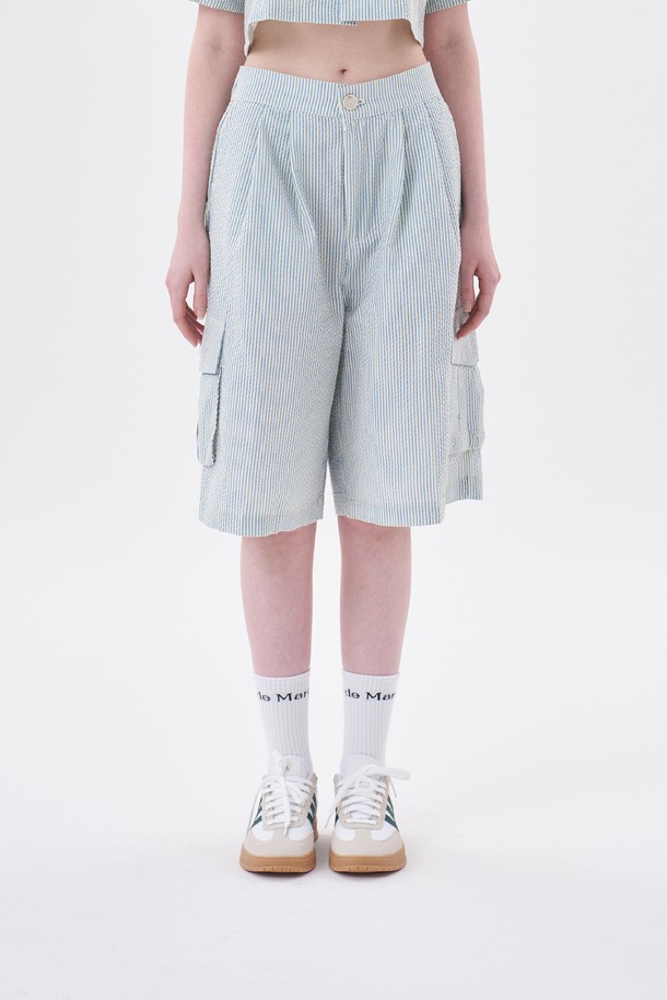 [Plan de Maroon] 시어서커 카고 하프 팬츠는 시원한 스카이블루 컬러와 스트라이프 패턴으로, 여름철 데일리룩과 휴가지에서 캐주얼하게 연출하기 좋은 반바지입니다. 얇은 두께감의 폴리에스테르와 면 혼방 시어서커 소재로 제작되어 통기성이 우수하며, 와이드핏으로 편안한 착용감을 선사합니다. YKK 지퍼와 카고 포켓 디테일로 실용성을 더했으며, 세트 코디를 통해 다양한 스타일을 연출할 수 있습니다.
