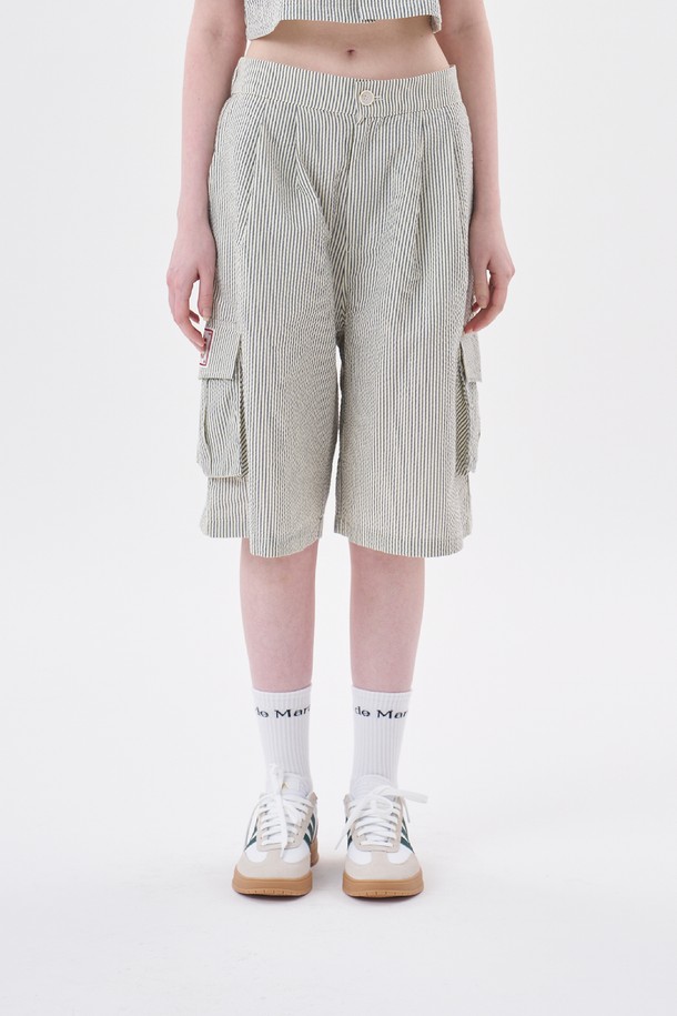 [Plan de Maroon] 시어서커 카고 하프 팬츠는 네이비 스트라이프 패턴의, 시원하고 편안한 여름용 반바지입니다. 폴리에스테르와 면 혼방의 얇은 두께로 제작되어 통기성이 뛰어나며, 와이드핏 디자인과 사이드 카고 포켓으로 캐주얼한 스타일을 연출합니다. YKK 지퍼 디테일로 마감하여 내구성을 높였으며, 일상 및 휴가철 데일리룩에 활용하기 좋습니다.
