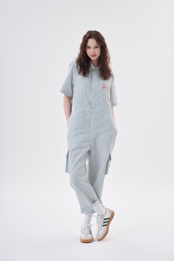 **[Plan de Maroon] SEERSUCKER JUMPSUIT**는 시원한 여름을 위한 여성용 점프수트입니다. 스카이블루 스트라이프 패턴의 면과 폴리에스테르 혼방 시어서커 원단으로 제작되어 통기성이 뛰어나고 부드러운 촉감을 선사합니다. 후드 네크라인과 루즈핏, 반소매 디자인으로 캐주얼하고 편안한 착용감을 제공하며, YKK 지퍼와 사이드 카고 아웃포켓 디테일로 실용성을 더했습니다.
