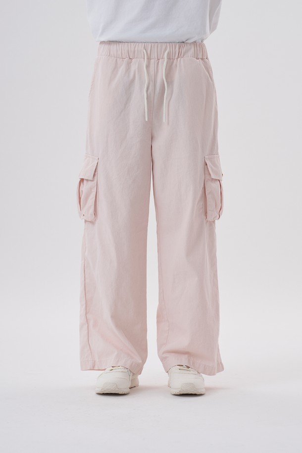 [Plan de Maroon] WASHED PIGMENT CARGO PANTS는 쉘 핑크 컬러의 워싱 가공된 면 소재 카고 팬츠입니다. 루즈핏 와이드 실루엣과 밴딩 허리 디자인으로 편안한 착용감을 선사하며, 카고 포켓 디테일이 빈티지한 무드를 더합니다. 일상에서 캐주얼하게 연출하기 좋은 긴 기장의 팬츠입니다.
