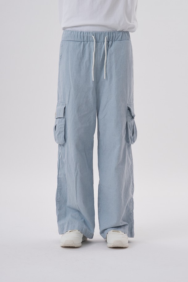 [Plan de Maroon] WASHED PIGMENT CARGO PANTS는 스카이블루 컬러의 캐주얼 와이드 핏 카고 팬츠입니다. 면 소재로 제작되어 봄, 여름에 시원하게 착용 가능하며, 루즈핏으로 편안한 착용감을 선사합니다. 피그먼트 워싱 처리로 빈티지한 느낌을 더했으며, 사이드 카고 포켓 디테일과 허리 밴딩으로 실용성을 높였습니다.
