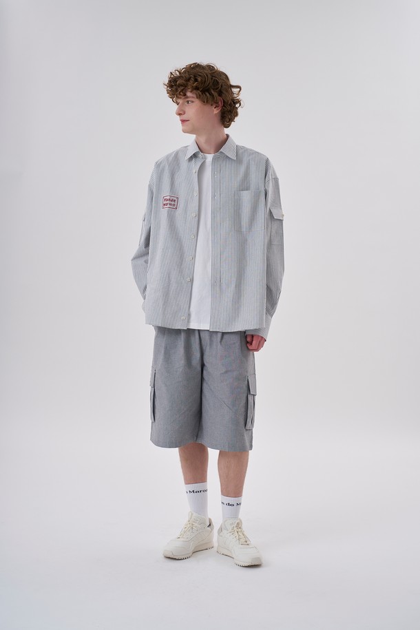 **Plan de Maroon OXFORD CARGO HALF PANTS**는 옥스포드 원단으로 제작된 남성용 캐주얼 카고 반바지입니다. 루즈핏 와이드 실루엣에 블랙 색상, 무지 디자인으로 어떤 스타일에도 잘 어울립니다. YKK 지퍼, 카고 포켓, 앞지퍼 디테일, 뒷밴딩 처리로 편안함과 실용성을 동시에 잡았습니다.
