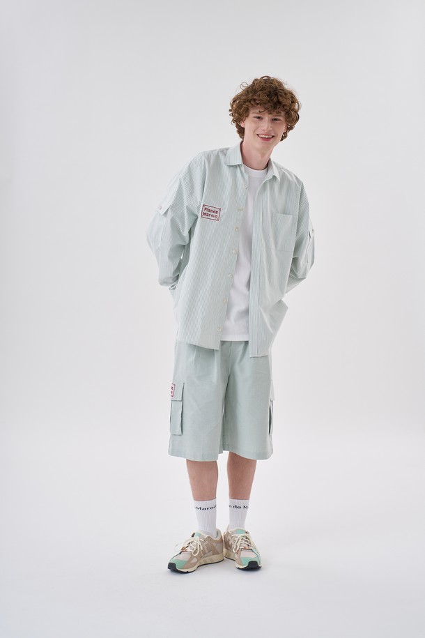 [Plan de Maroon] OXFORD CARGO HALF PANTS는 시원한 착용감의 면 소재로 제작된 남성용 카고 반바지입니다. 루즈핏 와이드 실루엣에 뒷밴딩 처리로 편안함을 더했으며, 그린 컬러에 산뜻한 스트라이프 패턴이 돋보입니다. YKK 지퍼, 앞면 지퍼 디테일, 카고 스타일 디테일이 특징이며, 스트라이프 카고 셔츠와 세트로 스타일리시하게 연출할 수 있습니다.
