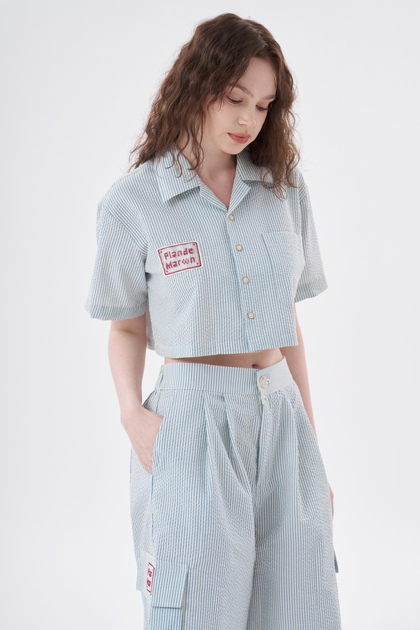 [Plan de Maroon] 시어서커 크롭 숏 셔츠는 시원한 여름을 위한 완벽한 선택입니다. 스카이블루와 화이트 두 가지 색상으로 출시되었으며, 가볍고 통기성이 좋은 폴리에스터와 면 혼방 소재로 제작되어 편안한 착용감을 선사합니다. 셔츠칼라와 레귤러핏, 반소매 디자인, 스트라이프 패턴이 캐주얼한 무드를 더하며, 크롭 기장으로 시원하고 스타일리시하게 연출할 수 있습니다.
