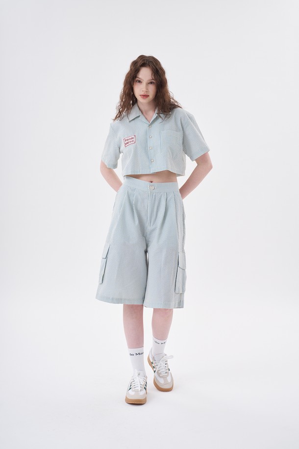 [Plan de Maroon] 시어서커 카고 하프 팬츠는 시원한 스카이블루 컬러와 스트라이프 패턴으로, 여름철 데일리룩과 휴가지에서 캐주얼하게 연출하기 좋은 반바지입니다. 얇은 두께감의 폴리에스테르와 면 혼방 시어서커 소재로 제작되어 통기성이 우수하며, 와이드핏으로 편안한 착용감을 선사합니다. YKK 지퍼와 카고 포켓 디테일로 실용성을 더했으며, 세트 코디를 통해 다양한 스타일을 연출할 수 있습니다.
