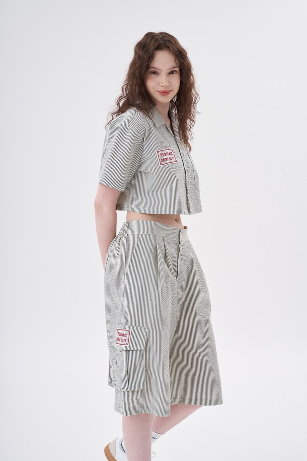 [Plan de Maroon] 시어서커 카고 하프 팬츠는 네이비 스트라이프 패턴의, 시원하고 편안한 여름용 반바지입니다. 폴리에스테르와 면 혼방의 얇은 두께로 제작되어 통기성이 뛰어나며, 와이드핏 디자인과 사이드 카고 포켓으로 캐주얼한 스타일을 연출합니다. YKK 지퍼 디테일로 마감하여 내구성을 높였으며, 일상 및 휴가철 데일리룩에 활용하기 좋습니다.
