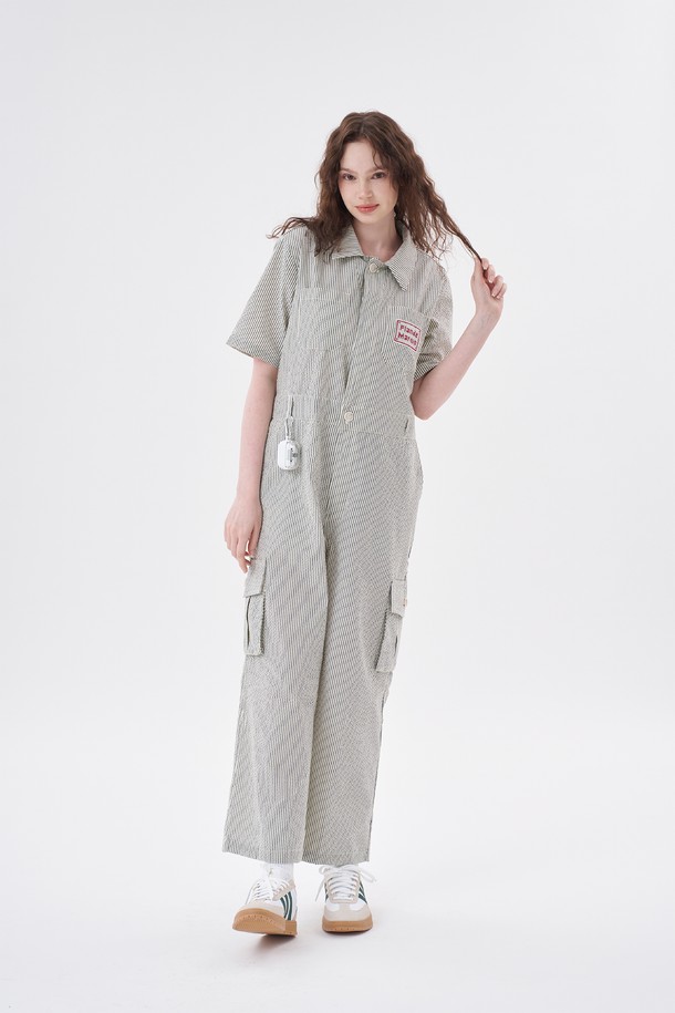 [Plan de Maroon] 시어서커 점프수트는 시원한 착용감의 시어서커 원단으로 제작되어 여름철에도 쾌적하게 즐길 수 있습니다. 루즈핏 디자인에 네이비와 화이트 두 가지 컬러로 제공되며, 반소매 기장과 후드 네크라인이 캐주얼하면서도 클래식한 무드를 연출합니다. YKK 지퍼와 사이드 카고 아웃포켓 디테일로 실용성을 더한 여성 점프수트입니다.
