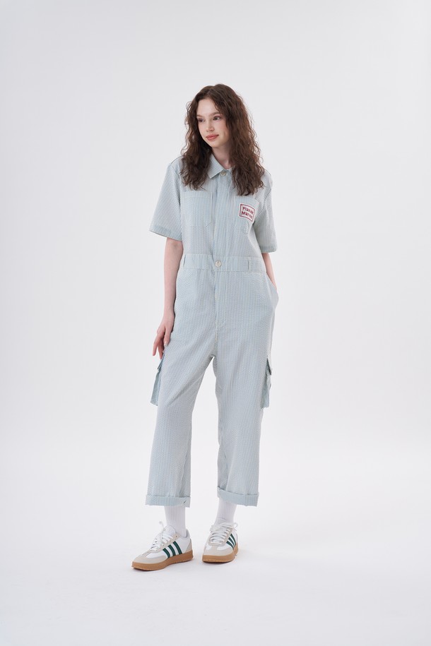 **[Plan de Maroon] SEERSUCKER JUMPSUIT**는 시원한 여름을 위한 여성용 점프수트입니다. 스카이블루 스트라이프 패턴의 면과 폴리에스테르 혼방 시어서커 원단으로 제작되어 통기성이 뛰어나고 부드러운 촉감을 선사합니다. 후드 네크라인과 루즈핏, 반소매 디자인으로 캐주얼하고 편안한 착용감을 제공하며, YKK 지퍼와 사이드 카고 아웃포켓 디테일로 실용성을 더했습니다.
