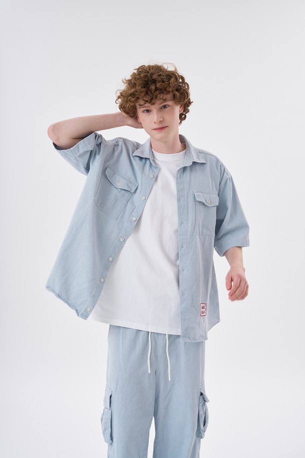 [Plan de Maroon] WASHED PIGMENT HALF SHIRT는 시원한 스카이블루 컬러의 남성용 하프 셔츠입니다. 워싱 가공 처리된 면 소재로 제작되어 부드러운 착용감을 제공하며, 얇은 두께감으로 봄, 여름 시즌에 쾌적하게 착용하기 좋습니다. 스탠다드핏 또는 릴랙스핏으로, 셔츠 칼라와 반소매 디자인, 그리고 실용적인 스퀘어 캠프 포켓 2개가 특징입니다.
