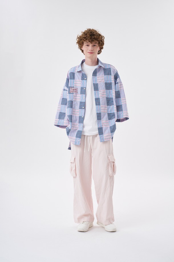 [Plan de Maroon] WASHED PIGMENT CARGO PANTS는 쉘 핑크 컬러의 워싱 가공된 면 소재 카고 팬츠입니다. 루즈핏 와이드 실루엣과 밴딩 허리 디자인으로 편안한 착용감을 선사하며, 카고 포켓 디테일이 빈티지한 무드를 더합니다. 일상에서 캐주얼하게 연출하기 좋은 긴 기장의 팬츠입니다.
