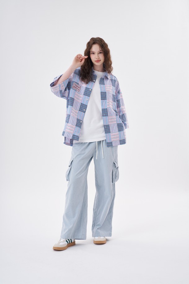 [Plan de Maroon] WASHED PIGMENT CARGO PANTS는 스카이블루 컬러의 캐주얼 와이드 핏 카고 팬츠입니다. 면 소재로 제작되어 봄, 여름에 시원하게 착용 가능하며, 루즈핏으로 편안한 착용감을 선사합니다. 피그먼트 워싱 처리로 빈티지한 느낌을 더했으며, 사이드 카고 포켓 디테일과 허리 밴딩으로 실용성을 높였습니다.
