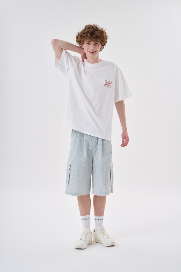 [Plan de Maroon] 시어서커 카고 하프 팬츠는 시원한 스카이블루 컬러와 스트라이프 패턴으로, 여름철 데일리룩과 휴가지에서 캐주얼하게 연출하기 좋은 반바지입니다. 얇은 두께감의 폴리에스테르와 면 혼방 시어서커 소재로 제작되어 통기성이 우수하며, 와이드핏으로 편안한 착용감을 선사합니다. YKK 지퍼와 카고 포켓 디테일로 실용성을 더했으며, 세트 코디를 통해 다양한 스타일을 연출할 수 있습니다.
